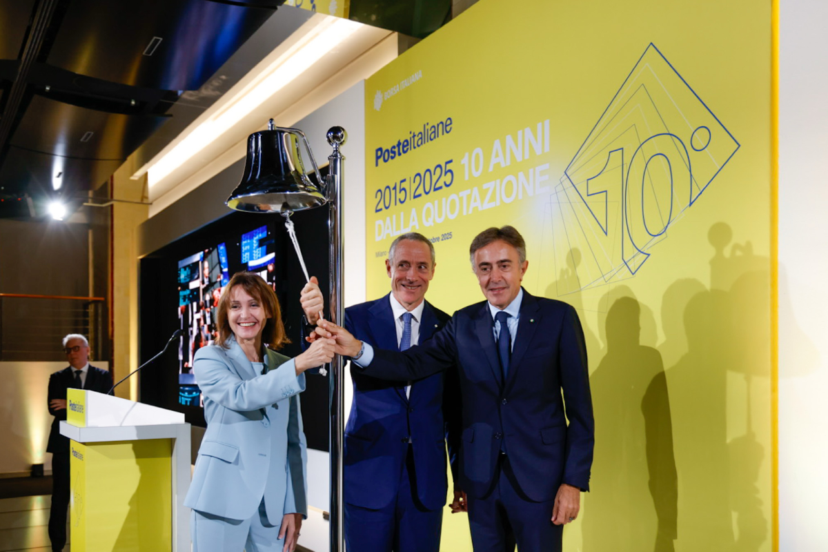 Poste Italiane celebra a Piazza Affari il decimo anniversario della quotazione in Borsa Poste Italiane celebra a Piazza Affari il decimo anniversario della quotazione in Borsa