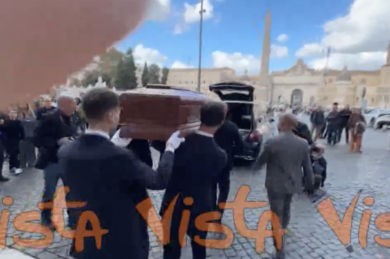 L’ultimo saluto a Marco Ghigliani, i funerali dell’Ad di La7. VIDEO