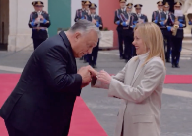 Il baciamano di Orban a Meloni dopo l’arrivo a Palazzo Chigi. VIDEO