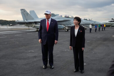 Trump vola in Giappone dalla nuova premier Takaichi: “Non c’è esercito come il nostro, e se c’è lo distruggeremo”