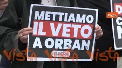 Viktor Orbàn arriva a Palazzo Chigi, il flashmob di protesta di +Europa, con Magi
