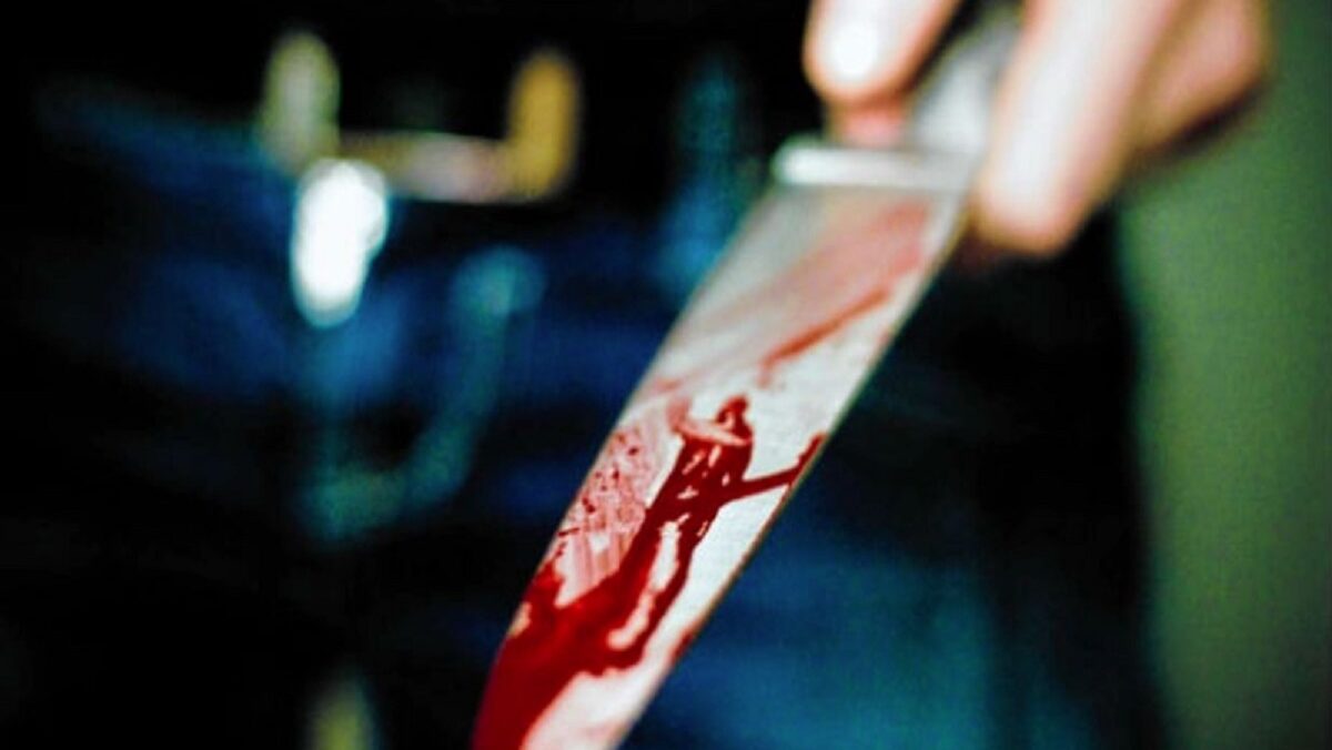 Accoltella il figlio di 12 anni e tenta di uccidersi tagliandosi la gola. Aggredita anche un’infermiera, Napoli sotto choc Accoltella il figlio di 12 anni e tenta di uccidersi tagliandosi la gola. Aggredita anche un’infermiera, Napoli sotto choc