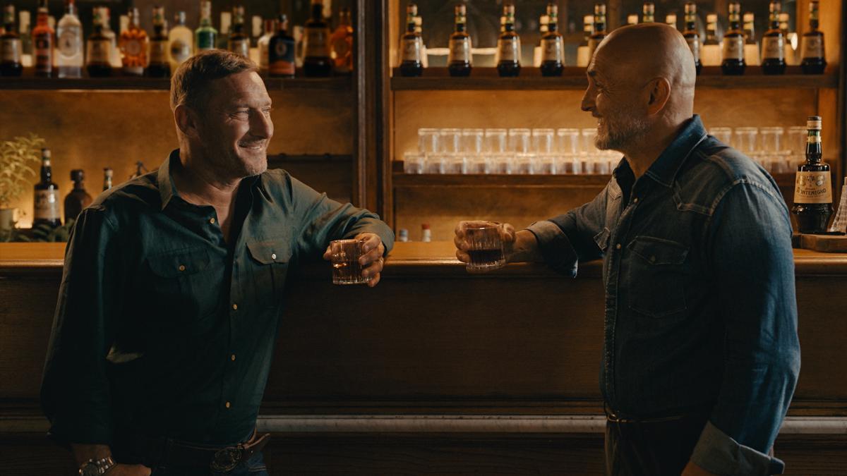 Francesco Totti e Luciano Spalletti che spettacolo lo spot (in chiave western) dell’Amaro Montenegro – Video Francesco Totti e Luciano Spalletti che spettacolo lo spot (in chiave western) dell’Amaro Montenegro – Video