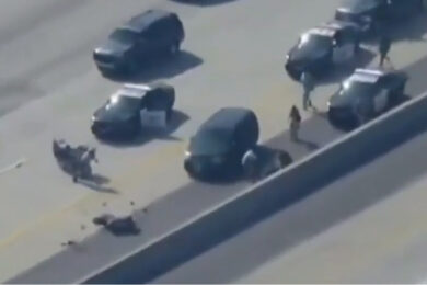 Inseguimento a 150 all’ora in autostrada, la polizia lo urta di proposito: il motociclista vola per aria
