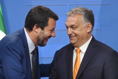 Salvini-Orbán, l’incontro “affettuso” al Mit: “Linea comune su migranti e Ponte”. L’attacco alle “politiche suicide” dell’Ue