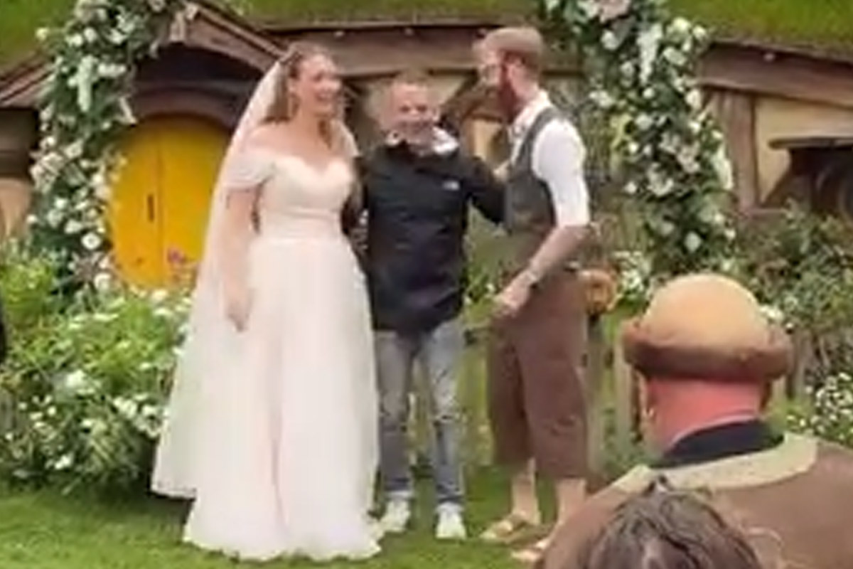 Frodo de il Signore degli Anelli si intrufola in un matrimonio a tema. Il video imperdibile Frodo de il Signore degli Anelli si intrufola in un matrimonio a tema. Il video imperdibile