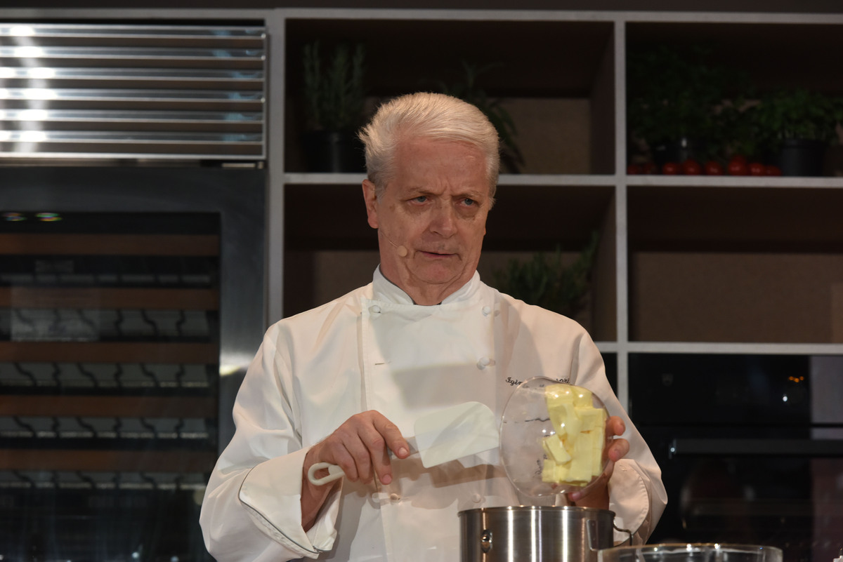 Iginio Massari, torte e pasticcini da Maestro ma gli affari non sono così dolci: vendite in calo da Milano a Firenze Iginio Massari, torte e pasticcini da Maestro ma gli affari non sono così dolci: vendite in calo da Milano a Firenze