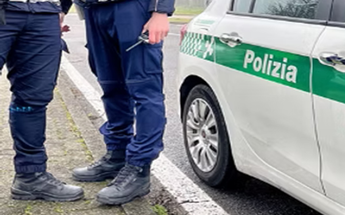 Nel retrobottega di una insospettabile sartoria milanese sono stati prodotti quasi 10mila abiti di marca contraffatti Nel retrobottega di una insospettabile sartoria milanese sono stati prodotti quasi 10mila abiti di marca contraffatti