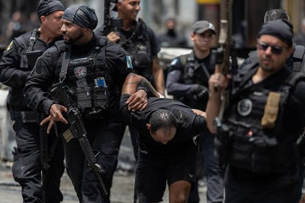 Inferno a Rio de Janeiro, almeno 132 morti nell’operazione di polizia più sanguinosa della storia Inferno a Rio de Janeiro, almeno 132 morti nell’operazione di polizia più sanguinosa della storia