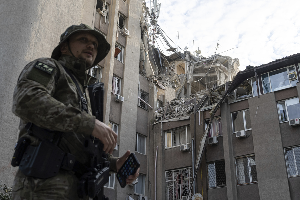Ucraina, Putin colpisce le centrali elettriche: “Blackout diffusi”. Tragico il bilancio: 3 morti e 21 feriti Ucraina, Putin colpisce le centrali elettriche: “Blackout diffusi”. Tragico il bilancio: 3 morti e 21 feriti