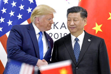 “Dazi, Trump canta vittoria ma è Xi a muovere i fili: Pechino guadagna tempo e punta al colpo grosso prima delle elezioni USA 2026”