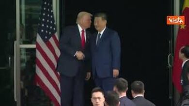 Trump e Xi Jinping si salutano con una stretta di mano dopo l’incontro in Corea del Sud