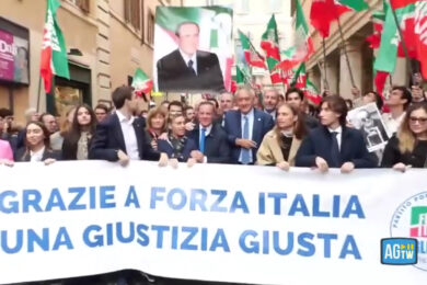 Riforma della Giustizia passa al Senato, Forza Italia festeggia in piazza con la gigantografia di Berlusconi