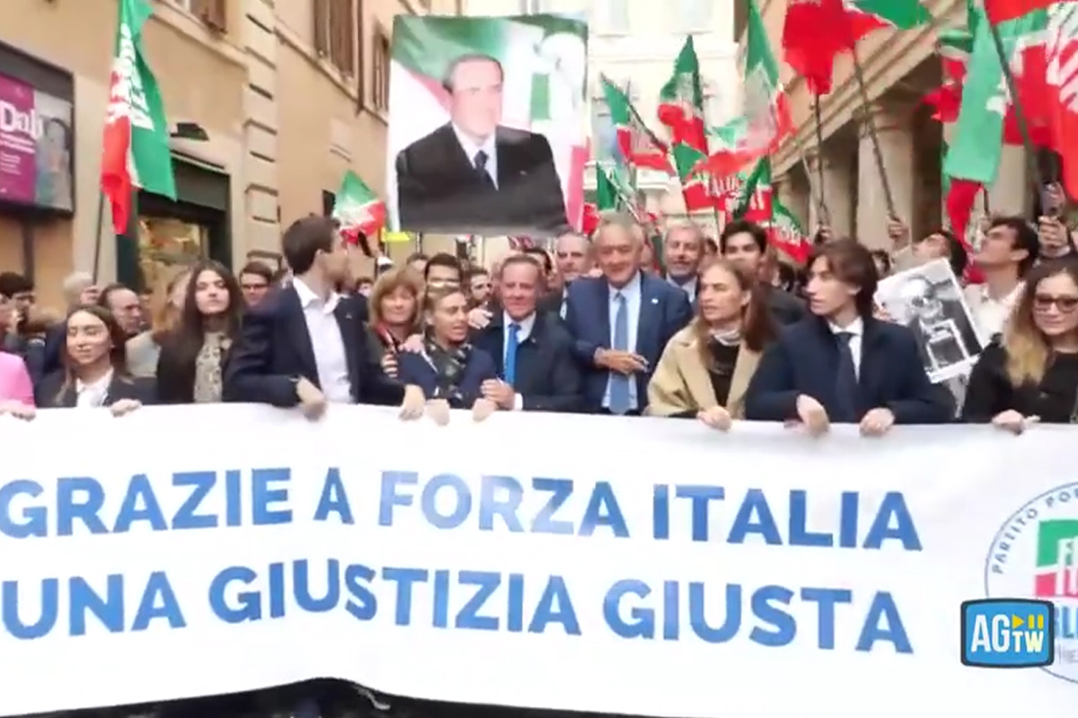Riforma della Giustizia passa al Senato, Forza Italia festeggia in piazza con la gigantografia di Berlusconi Riforma della Giustizia passa al Senato, Forza Italia festeggia in piazza con la gigantografia di Berlusconi