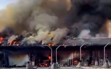 Brescia, impressionante incendio al casello e traffico in autostrada paralizzato. VIDEO