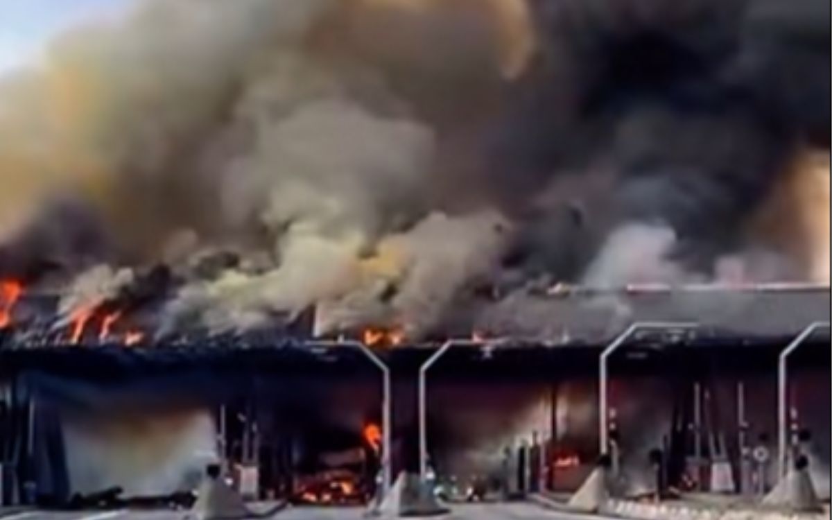Brescia, impressionante incendio al casello e traffico in autostrada paralizzato. VIDEO Brescia, impressionante incendio al casello e traffico in autostrada paralizzato. VIDEO