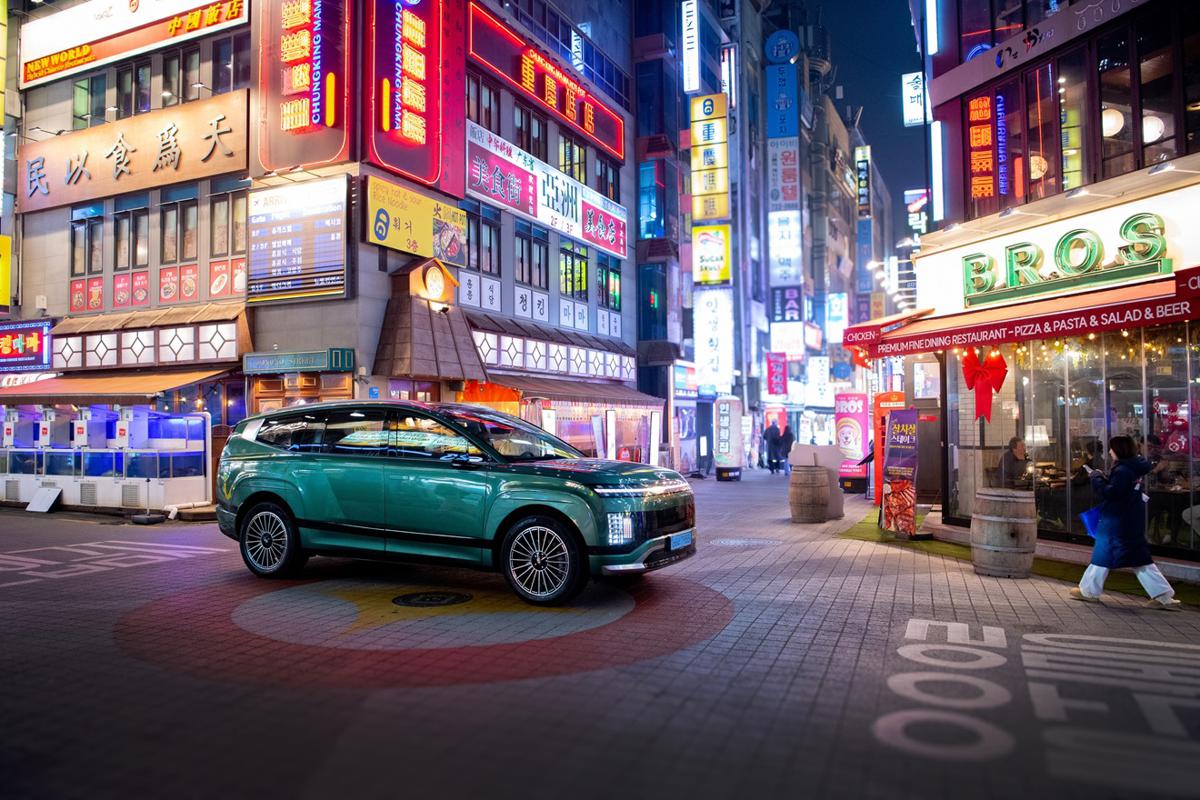 IONIQ 9: l’auto che parla. Hyundai porta l’AI davvero a bordo IONIQ 9: l’auto che parla. Hyundai porta l’AI davvero a bordo