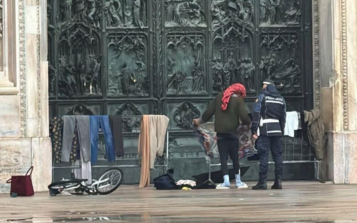 Milano, stende i panni sul sagrato del Duomo e poi insulta i vigili urbani Milano, stende i panni sul sagrato del Duomo e poi insulta i vigili urbani