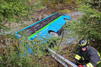 Pullman scolastico precipita in un torrente in Valfurva: studenti salvi, grave l’autista