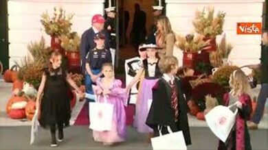 Trump e Melania accolgono i bambini con “dolcetto o scherzetto” a festa Halloween alla Casa Bianca