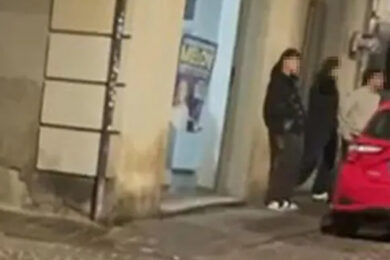 FdI, cori fascisti nella sede di Parma: la Procura apre un fascicolo. Esplode la polemica, furia del Pd: “Meloni condanni”. Il video