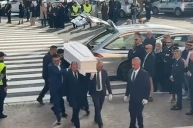 Beatrice Bellucci, l’arrivo della bara bianca per l’ultimo saluto alla ragazza travolta a Roma. VIDEO