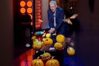 Halloween, Mario Giordano va su tutte le furie e spacca le zucche in studio con una mazza da baseball. Il video esilarante