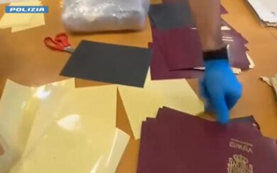 Milano, scoperta una fabbrica di passaporti falsi: due fratelli in manette
