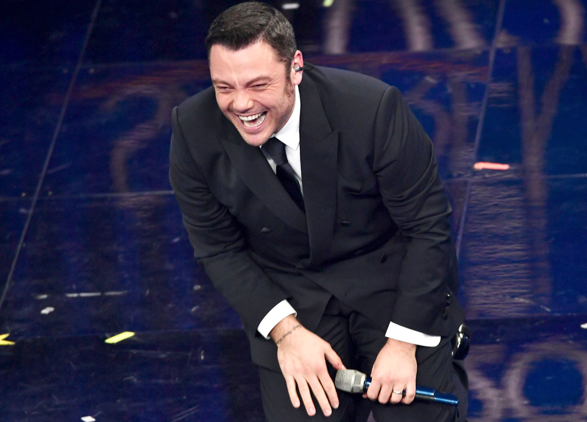 Tiziano Ferro balza subito in vetta con ‘Sono un grande’. Bruce Springsteen parte forte – Da Olly ad Annalisa, la top-10 Tiziano Ferro balza subito in vetta con ‘Sono un grande’. Bruce Springsteen parte forte – Da Olly ad Annalisa, la top-10