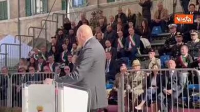 L’affetto paterno di Crosetto coi Volontari dell’Esercito ad Ascoli: Sgranchitevi… ordinatamente