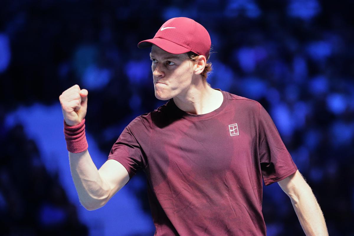 Tennis, Sinner vince a Parigi e torna numero uno al mondo. Battuto Felix Auger-Aliassime Tennis, Sinner vince a Parigi e torna numero uno al mondo. Battuto Felix Auger-Aliassime