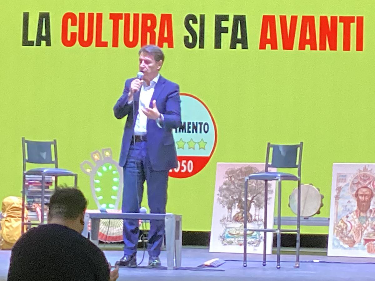 Giuseppe Conte in Puglia per sostenere Decaro e i candidati M5S Giuseppe Conte in Puglia per sostenere Decaro e i candidati M5S