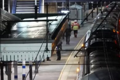 Gran Bretagna sotto choc, assaltato un treno. Accoltellate undici persone, due gravi. Esclusa la pista terroristica