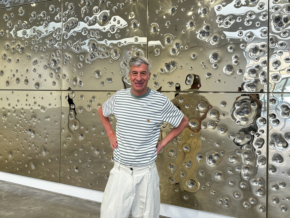 Maurizio Cattelan, il water è d’oro ma i conti luccicano un po’ meno: cresce il giro d’affari, scendono gli utili