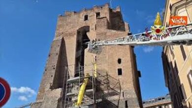 Crolla Torre ai Fori Imperiali a Roma, l’intervento dei Vigili del fuoco