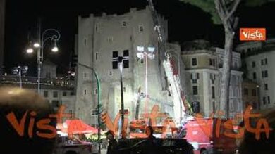 Crollo Torre dei Conti a Roma, si scava con le mani per salvare l’operaio ancora sotto le macerie