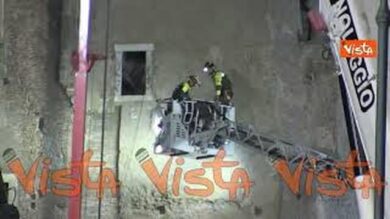 Estratto vivo l’operaio intrappolato dopo Crollo Torre dei Conti a Roma, l’applauso dei soccorritori