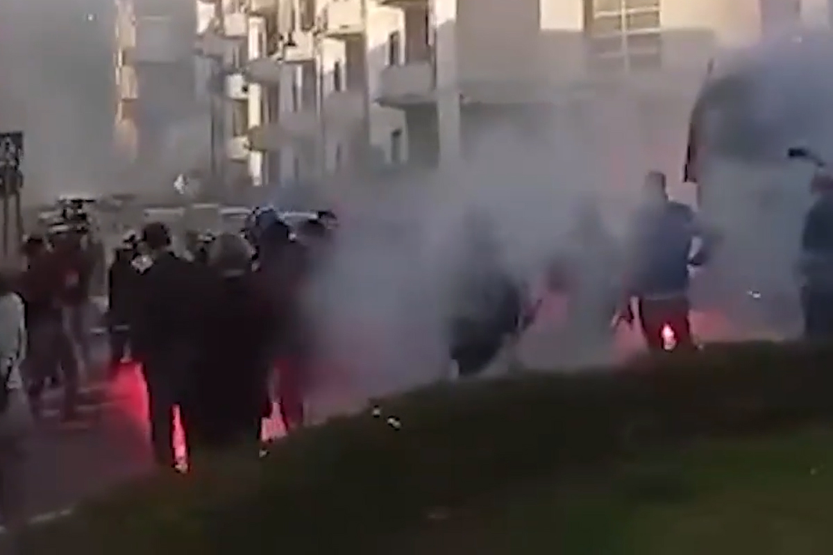 Cagliari, scontri tra antifascisti e polizia: idranti e cariche al corteo di Blocco Studentesco Cagliari, scontri tra antifascisti e polizia: idranti e cariche al corteo di Blocco Studentesco