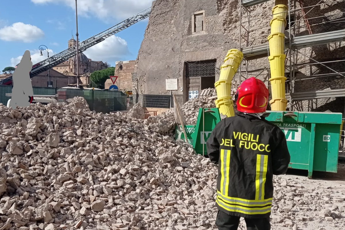 Roma, crolla la Torre dei Conti ai Fori Imperiali. Un operaio ancora sotto le macerie, Meloni: “A lui i miei pensieri” Roma, crolla la Torre dei Conti ai Fori Imperiali. Un operaio ancora sotto le macerie, Meloni: “A lui i miei pensieri”