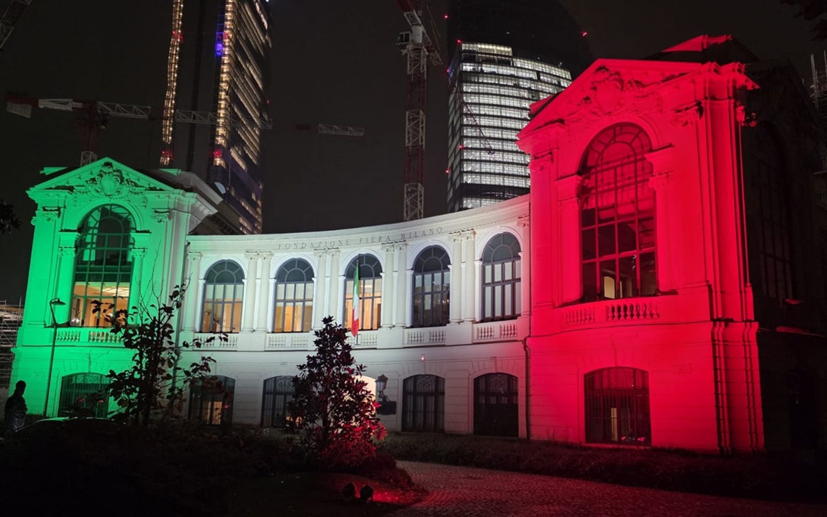 Fondazione Fiera Milano, la palazzina degli Orafi si veste con il Tricolore Fondazione Fiera Milano, la palazzina degli Orafi si veste con il Tricolore