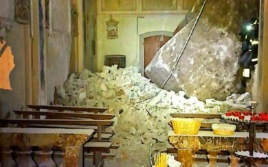 Maltempo nel Comasco, due enormi massi sventrano la Chiesa di Brenno