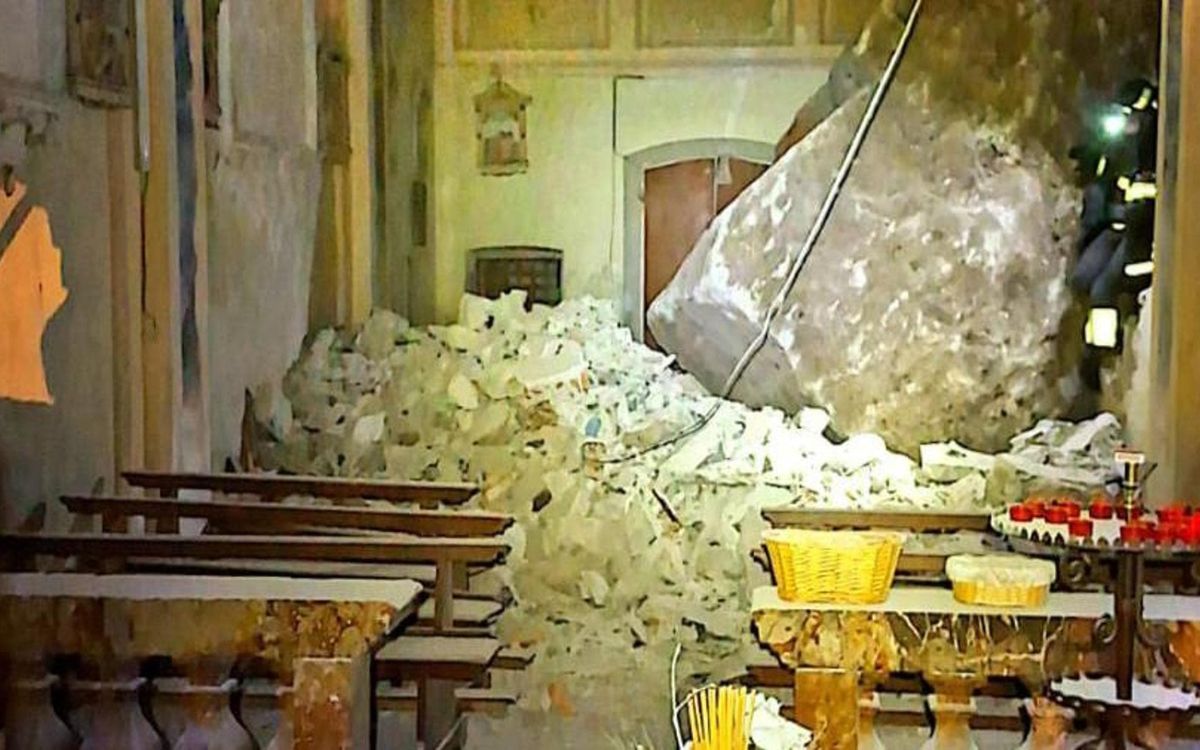 Maltempo nel Comasco, due enormi massi sventrano la Chiesa di Brenno Maltempo nel Comasco, due enormi massi sventrano la Chiesa di Brenno
