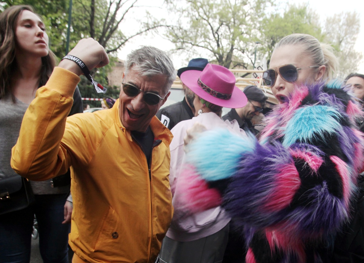 Maurizio Cattelan, il water è d’oro ma i conti luccicano un po’ meno: cresce il giro d’affari, scendono gli utili