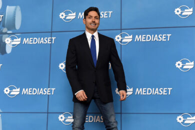 Ascolti tv, Canale 5 batte Rai1 e la Ruota di Gerry Scotti mette il turbo a Mediaset. I dati settembre-ottobre 2025 e il confronto con il 2024