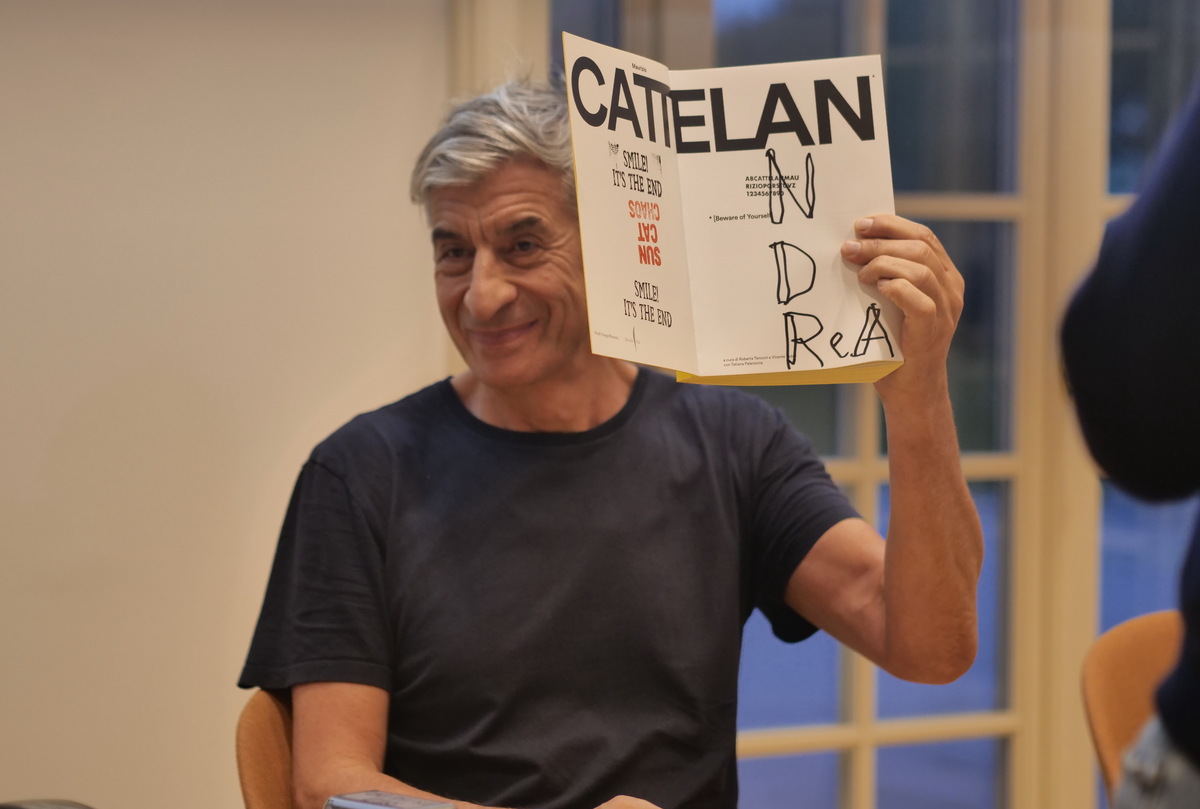 Maurizio Cattelan, il water è d’oro ma i conti luccicano un po’ meno: cresce il giro d’affari, scendono gli utili