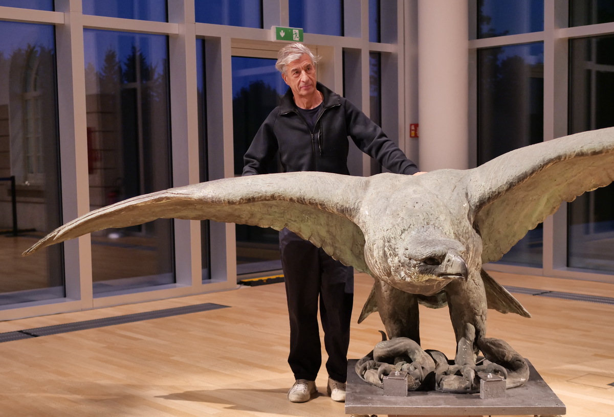 Maurizio Cattelan, il water è d’oro ma i conti luccicano un po’ meno: cresce il giro d’affari, scendono gli utili