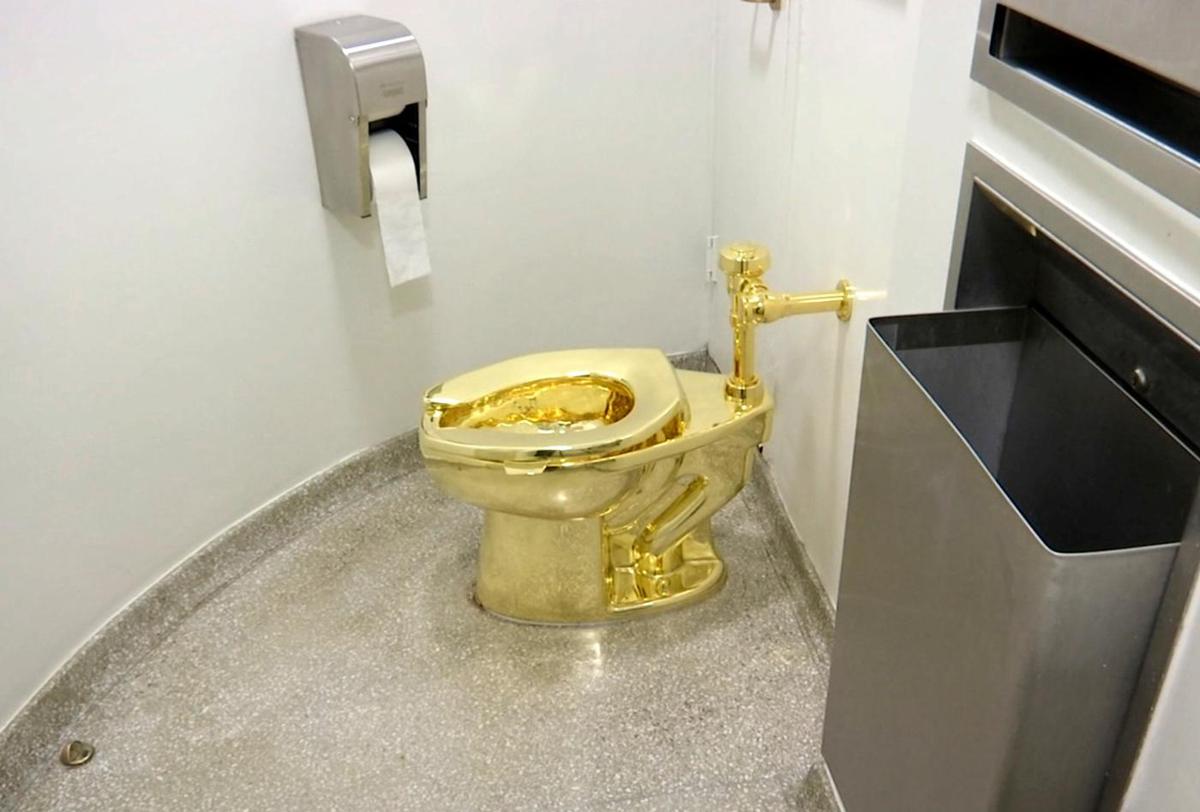 Maurizio Cattelan, il wc d’oro in asta a New York: l’artista italiano sfida le convenzioni e i mali del capitalismo di Trump Maurizio Cattelan, il wc d’oro in asta a New York: l’artista italiano sfida le convenzioni e i mali del capitalismo di Trump