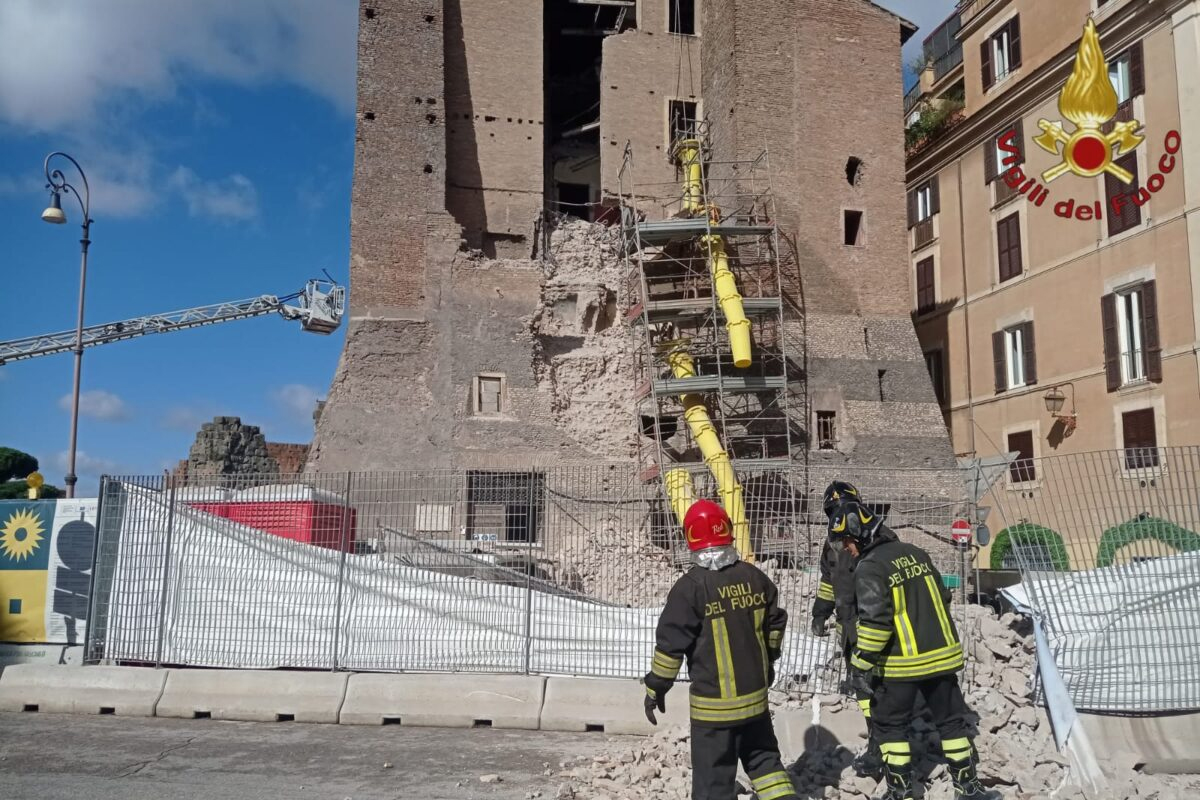 Roma, crolla la Torre dei Conti ai Fori Imperiali. Un operaio ancora sotto le macerie, Meloni: “A lui i miei pensieri” Roma, crolla la Torre dei Conti ai Fori Imperiali. Un operaio ancora sotto le macerie, Meloni: “A lui i miei pensieri”