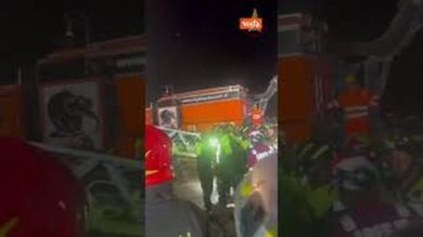 Estratto vivo l’operaio dopo 11 ore sotto le macerie della Torre dei Conti, è in gravi condizioni