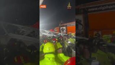 Crollo Torre dei Conti, estratto vivo l’operaio dopo 11 ore sotto le macerie in gravi condizioni